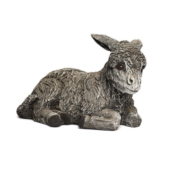 Detaillierte Gartenfigur in Form eines liegenden Esels aus witterungsbeständigem Kunststein für den Außenbereich.