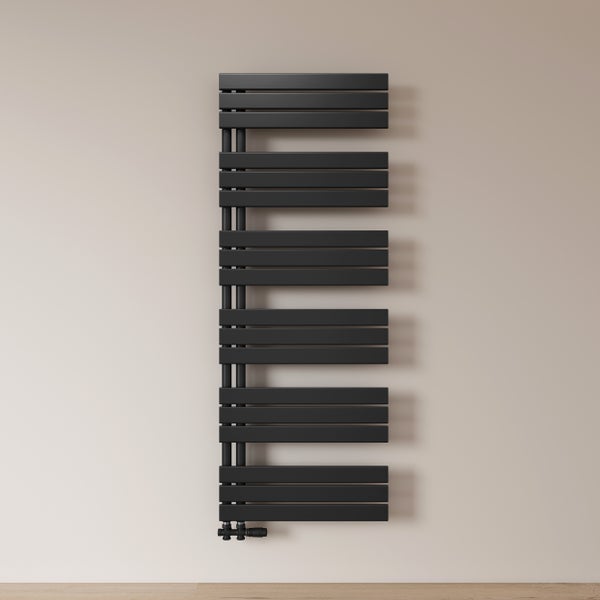 Schwarzer Badheizkörper an der Wand