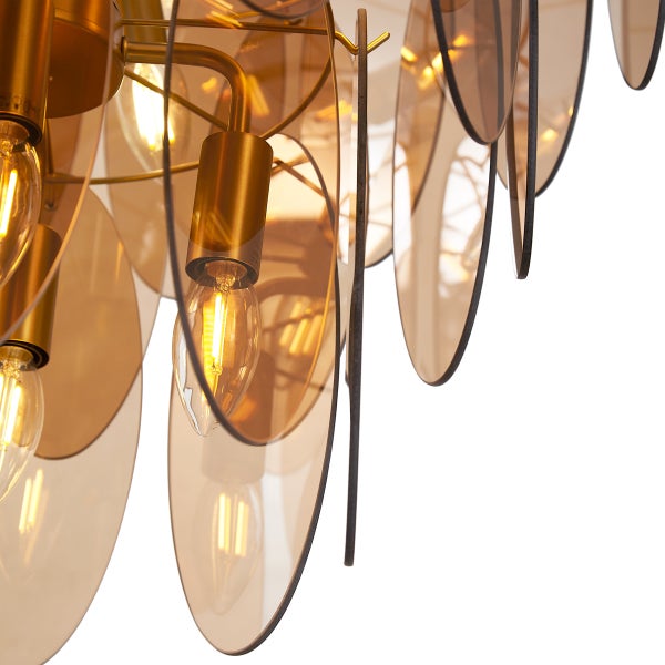 Nahaufnahme einer Pendelleuchte mit Glasscheiben und Glühbirnen