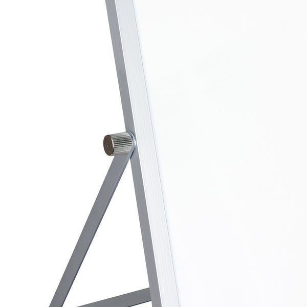 Nahaufnahme eines Whiteboards mit Aluminiumrahmen und einer Feststellschraube am seitlichen Standfuß.
