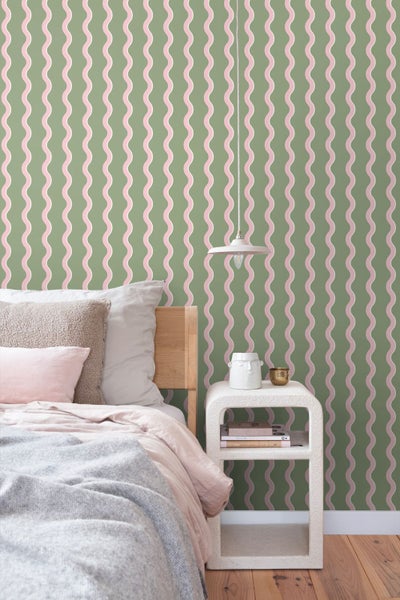 Tapete mit vertikalem Wellenmuster in einem modern eingerichteten Schlafzimmer mit Bett und Beistelltisch.