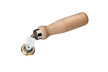 Nahtroller mit Holzgriff und Metallrad zum Andrücken von Tapetennähten oder Kanten.