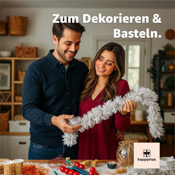 Paar dekoriert mit einer silbernen Girlande, HappyMas Logo