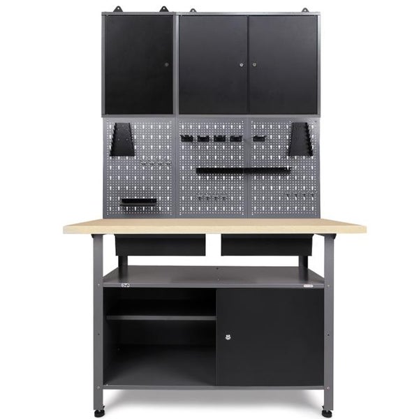 Werkbank mit Werkzeugschränken und Lochwand zur Werkzeugaufbewahrung.