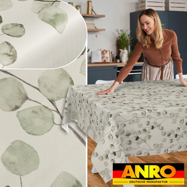 Abwischbare Tischdecke mit Eukalyptus-Blättermuster in einer hellen Küche, mit Detailansicht der Oberflächenstruktur und ANRO Deutsche Manufaktur Logo