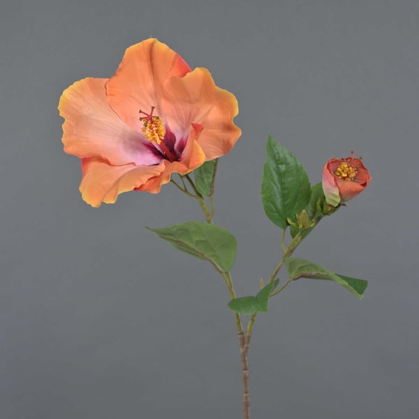 Künstlicher Hibiskuszweig mit einer offenen orangefarbenen Blüte, einer Knospe und grünen Blättern.