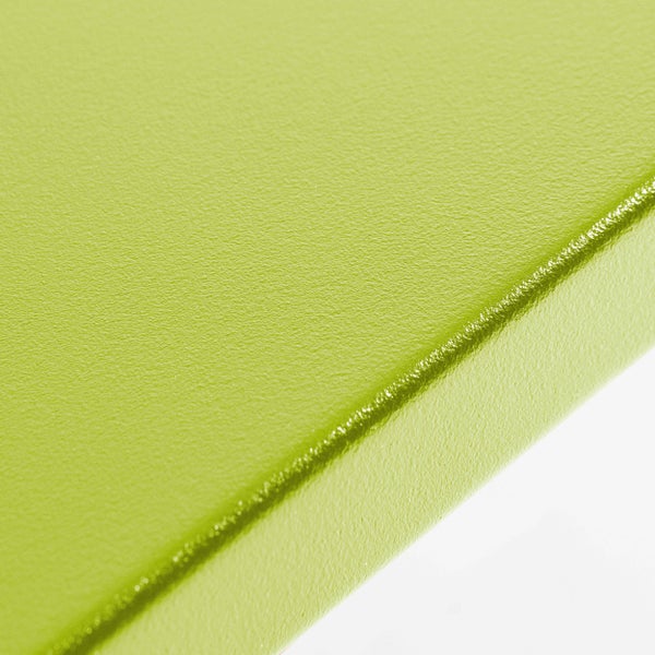 Nahaufnahme einer grünen strukturierten Oberfläche mit einer abgerundeten Kante.