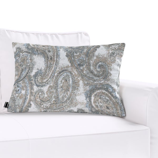Dekokissen mit Paisley-Muster auf einem Sofa