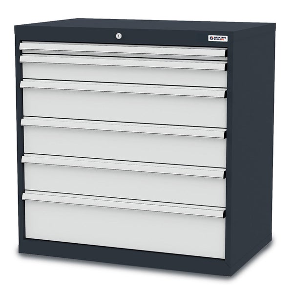 Werkzeugschrank aus Metall mit sechs Schubladen in verschiedenen Höhen und einem Zentralschloss. Werkzeugstore24 Logo.