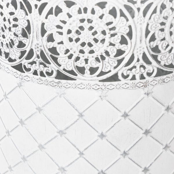 Detailansicht eines weißen Pflanzgefäßes aus Metall mit ornamentaler Ausstanzung am Rand und Rautenmuster auf der Oberfläche.