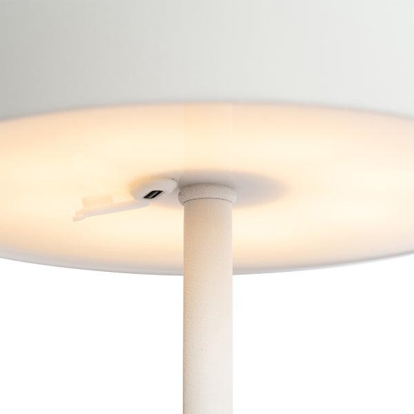 Nahaufnahme der Unterseite einer Lampe mit integriertem USB-C-Anschluss und Schutzabdeckung.