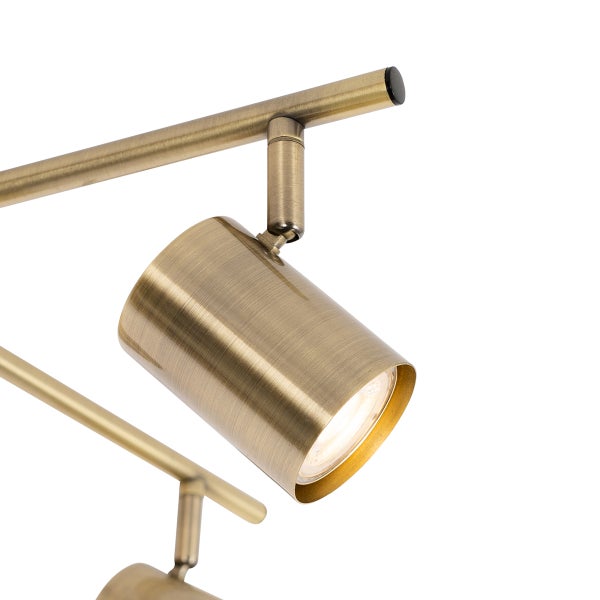 Nahaufnahme einer Messing-Spotleuchte