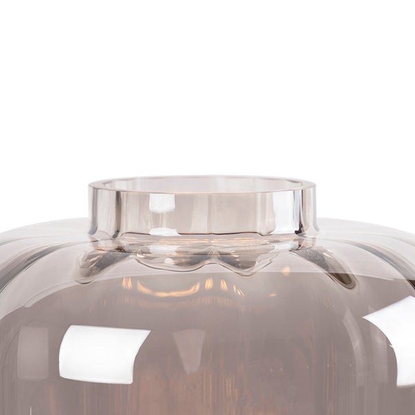 Detailaufnahme einer transparenten Glasvase mit schlichtem Design.