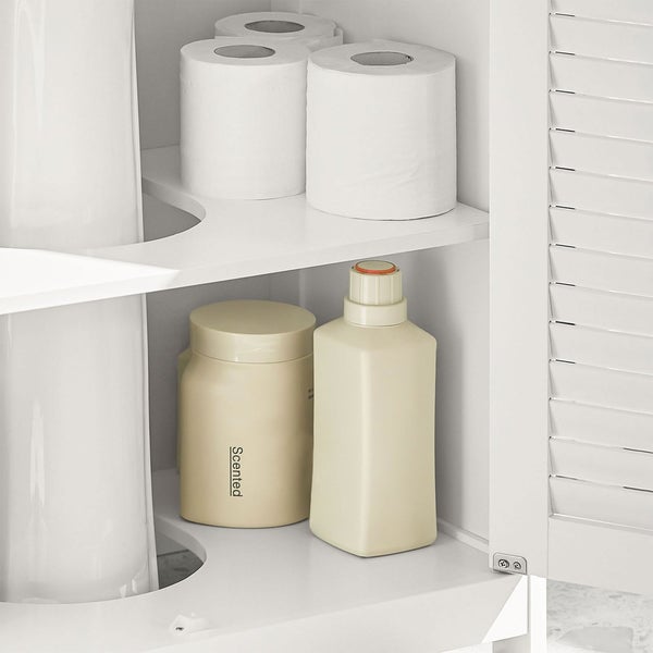 Innenansicht eines Badezimmerschranks mit Toilettenpapier und Pflegeprodukten