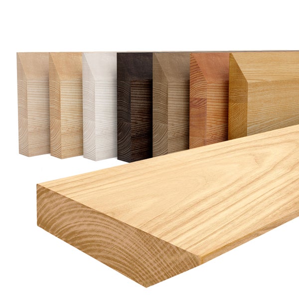 Sockelleisten mit Holzmaserung in verschiedenen Dekoren.