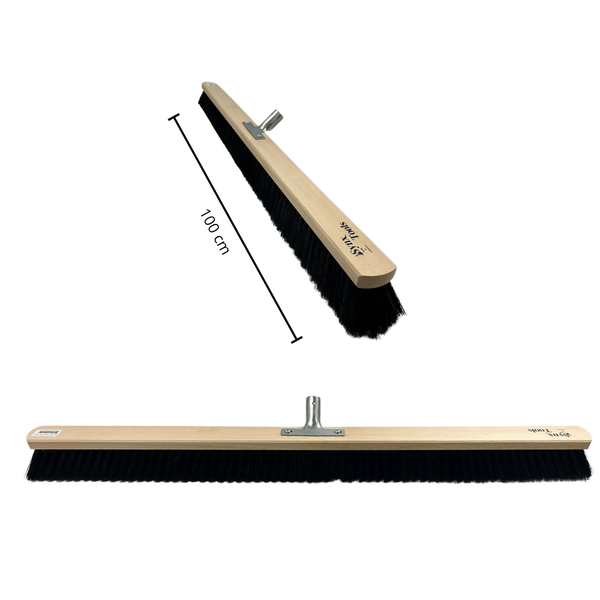 Kehrbesen mit Holzstiel und schwarzen Borsten, 100 cm breit
