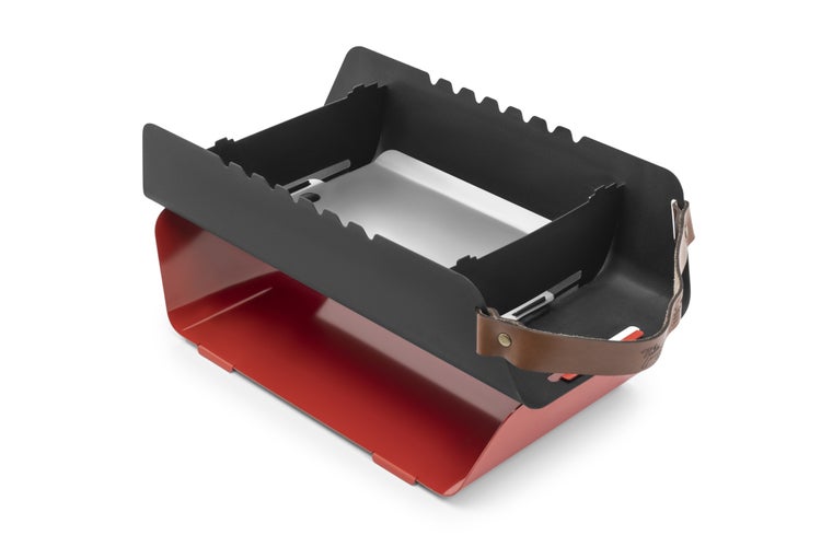 The Favilla FUMO mobiler Holzkohlegrill (48x25x11 cm) in Rot – 2-in-1 Grill mit Edelstahlrost & Spießhalterung – Inkl. Tragetasche für Camping & Balkon