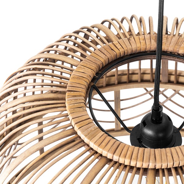 Detailansicht einer Hängeleuchte aus Rattan