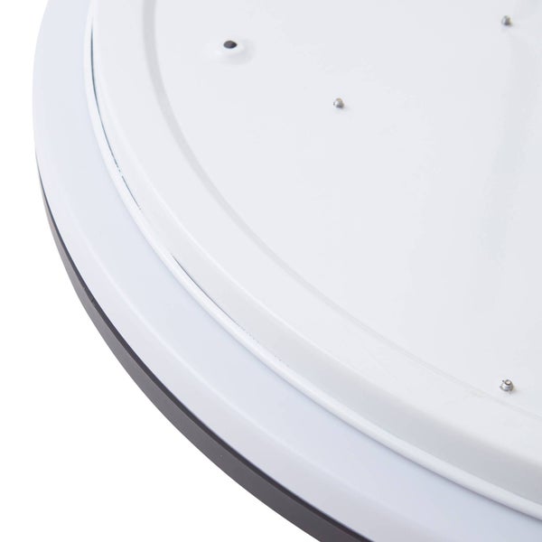 Nahaufnahme einer runden, weißen Deckenleuchte mit sichtbaren Befestigungselementen.