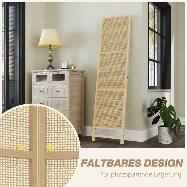 Zimmeransicht mit hellem Holzkommode, Lampe und Raumteiler aus Rattan