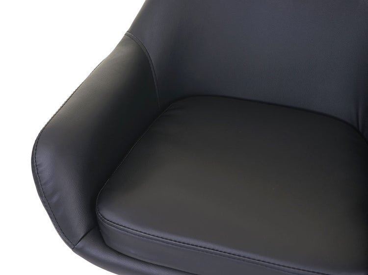 Detailansicht eines schwarzen Kunstleder-Stuhlsitzes