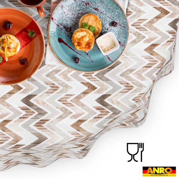 Abwaschbare Tischdecke mit braun-weißem Zickzack-Muster, lebensmittelecht, ANRO Deutsche Manufaktur Logo.