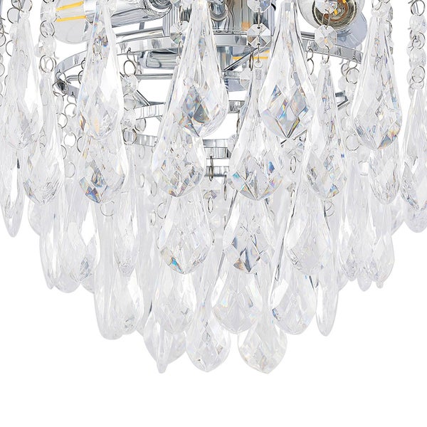 Nahaufnahme einer Chrom-Deckenleuchte mit klaren Kristallanhängern für eine dekorative Innenbeleuchtung