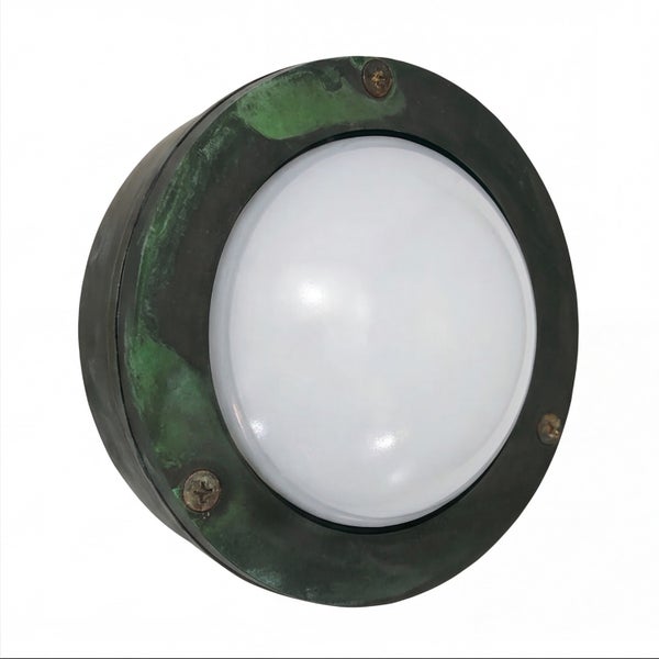 Runde Außenwandleuchte aus patiniertem Metall mit weißem Diffusor.