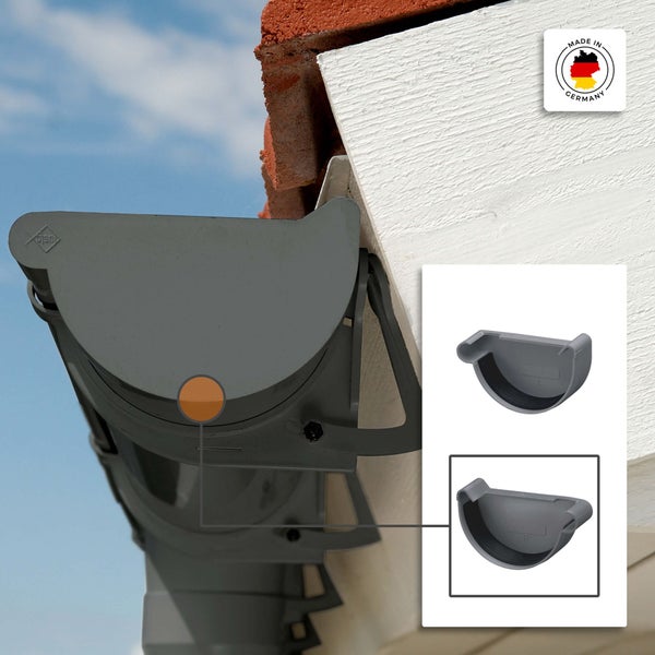 Montage einer grauen Dachrinnen-Endkappe am Hausdach, mit Detailansicht für rechts und links sowie Made in Germany Siegel.