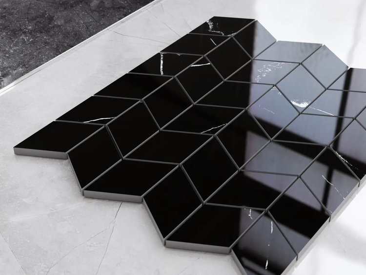 Geometrische Mosaikfliese in schwarzer Marmoroptik mit weißen Adern, polierte Oberfläche im Parallelogramm Muster.