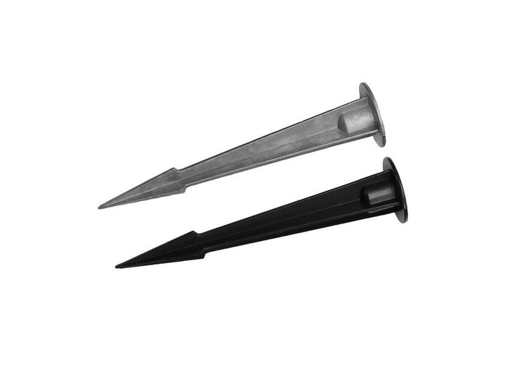 Zwei Erdspieße zur Befestigung von Außenleuchten aus Kunststoff und Metall.