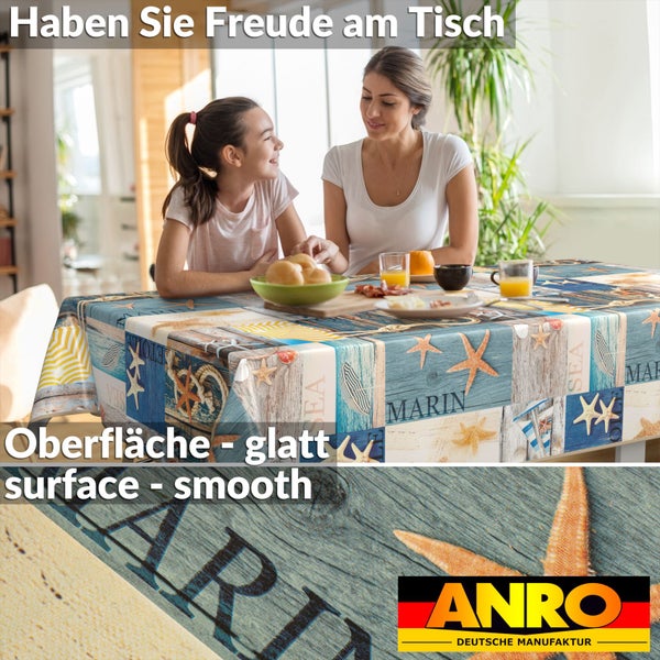 Mutter und Tochter sitzen an einem Tisch mit einer Tischdecke mit Strandmotiven. ANRO Logo