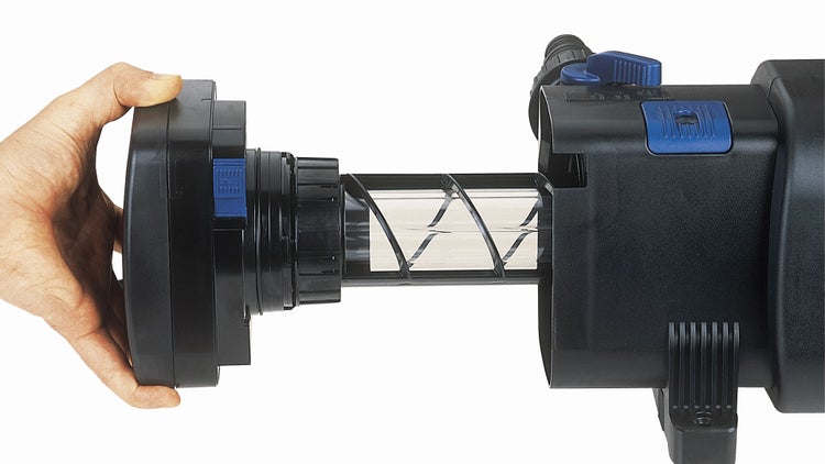 Hand entnimmt die Ultraviolett-Einheit mit Reinigungsrotor aus dem Filtergehäuse eines Teichfilters.