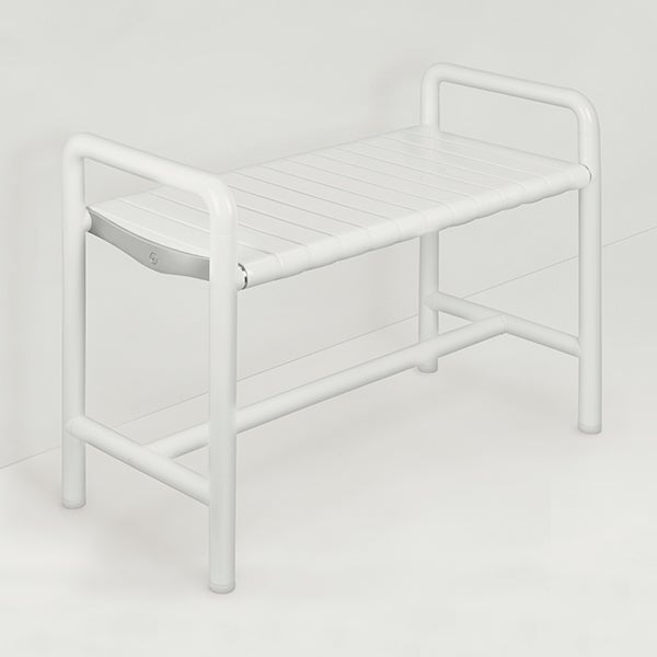 Weiße Duschbank mit Armlehnen, Sitzfläche aus Lamellen, stabiles Kunststoffgestell.