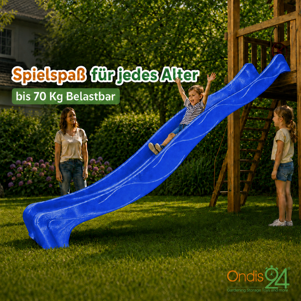 Ein Kind auf einer blauen Wellenrutsche an einem hölzernen Spielturm im hellen Garten. Belastbarkeit bis 70 Kilogramm. Ondis 24 Logo.