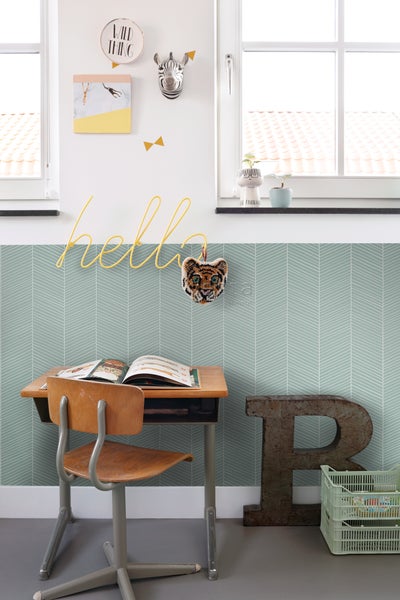 Dekoriertes Kinderzimmer mit Schreibtisch, Stuhl und Wanddekoration