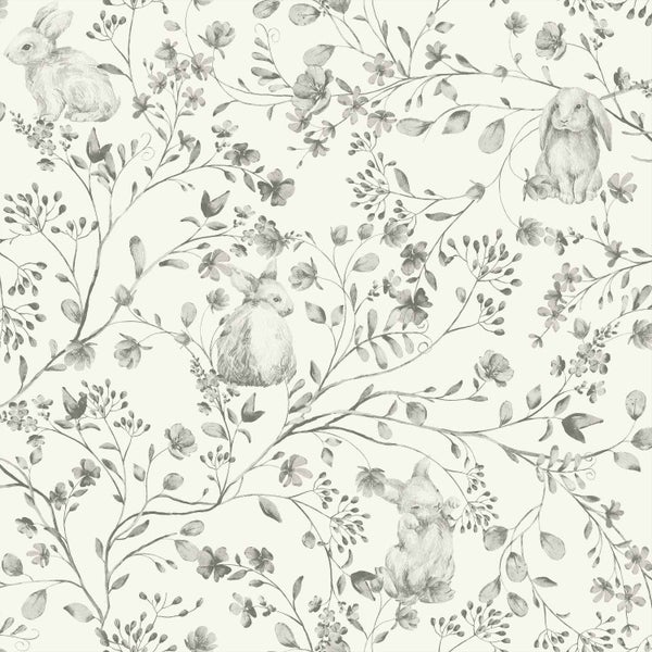 Mustertapete mit handgezeichneten Hasen und filigranen floralen Motiven wie Blüten und Blättern.