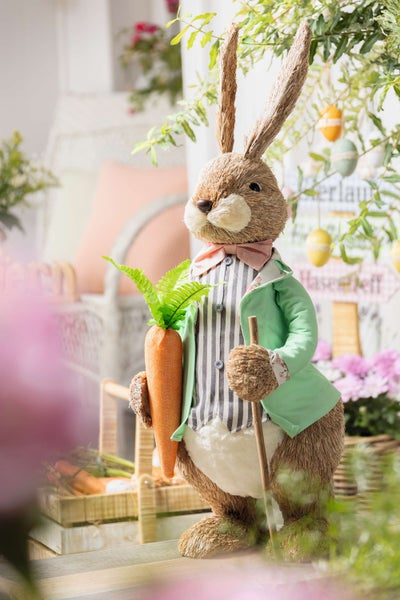 Dekorativer Osterhase mit Karotte und Spazierstock