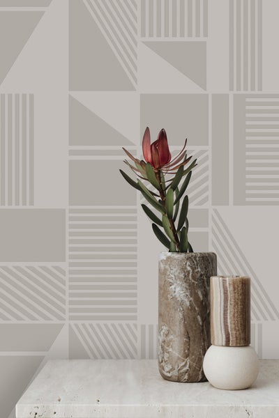 Geometrische Tapete mit Vasen und Blume