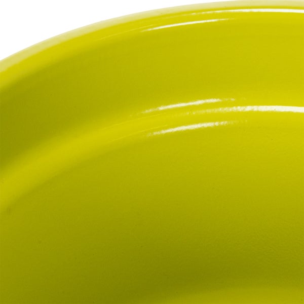 Detailaufnahme eines runden, emaillierten Topfes.