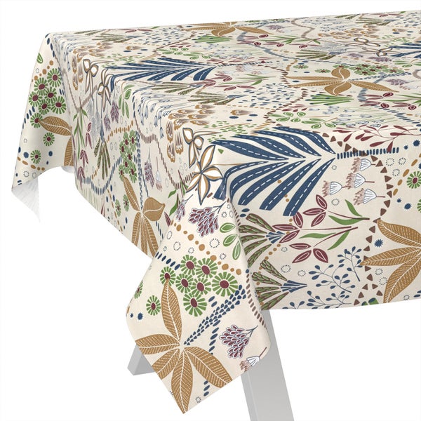 Rechteckige Tischdecke mit floralem Muster und Blättern in Erdtönen.