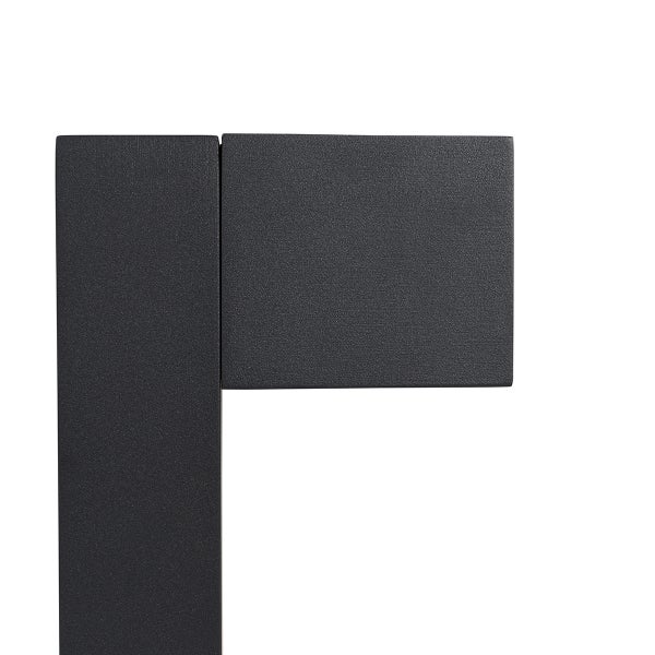 Moderne Außenleuchte aus anthrazitfarbenem Metall in minimalistischem, eckigem Design.