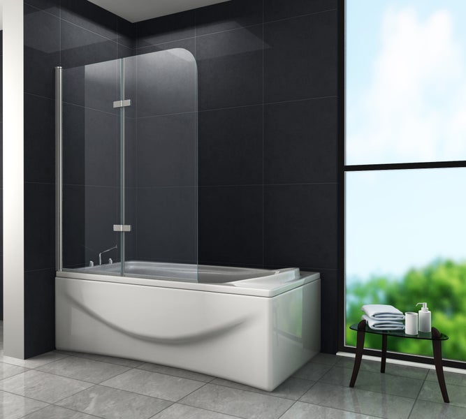 Modernes Badezimmer mit Badewanne und Badewannenaufsatz aus Glas