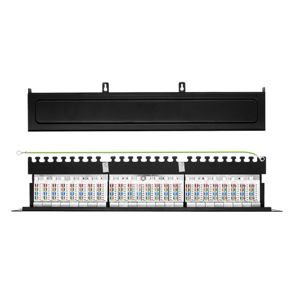 Schwarzes Patchpanel aus Metall mit Abdeckung, Erdungskabel und Anschlussleisten für Netzwerkkabel.
