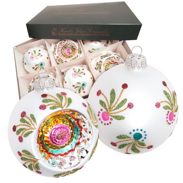 Set mit Christbaumkugeln in einer Box, mit Dekor