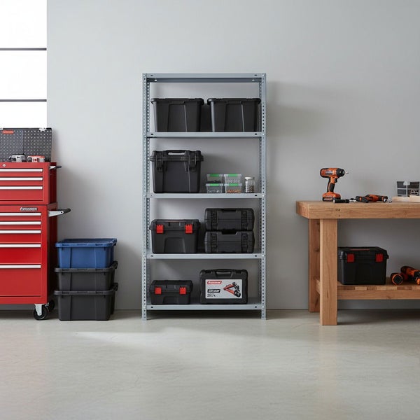 Organisierte Werkstatt mit grauem Metallregal, rotem Werkstattwagen, Hobelbank aus Holz und diversen Kunststoffboxen.