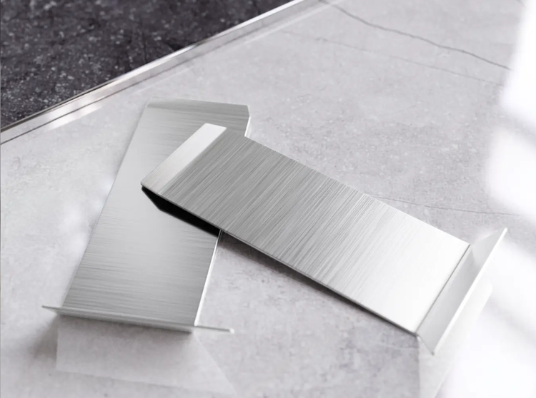 Zwei silberfarbene Metallabdeckungen