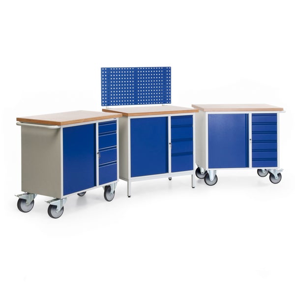 Werkstatteinrichtung mit Werkzeugwagen, Werkbank und Lochwand