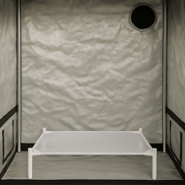 Innenraum eines Growzelts mit Abluftöffnung und Gitterboden