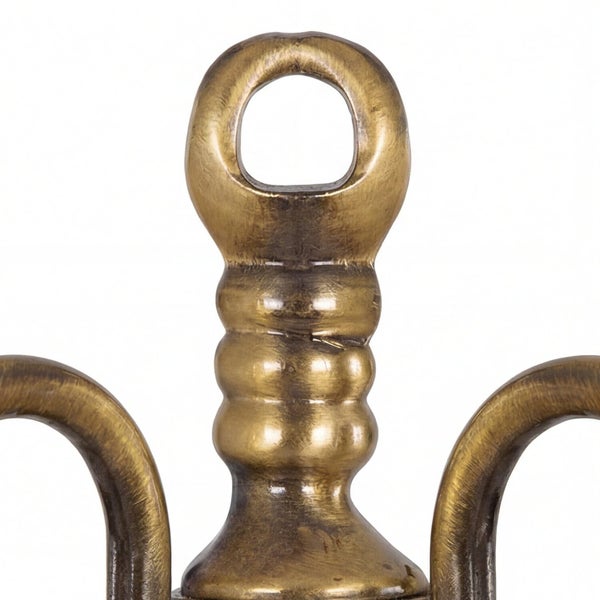 Detailansicht einer goldenen Aufhängung